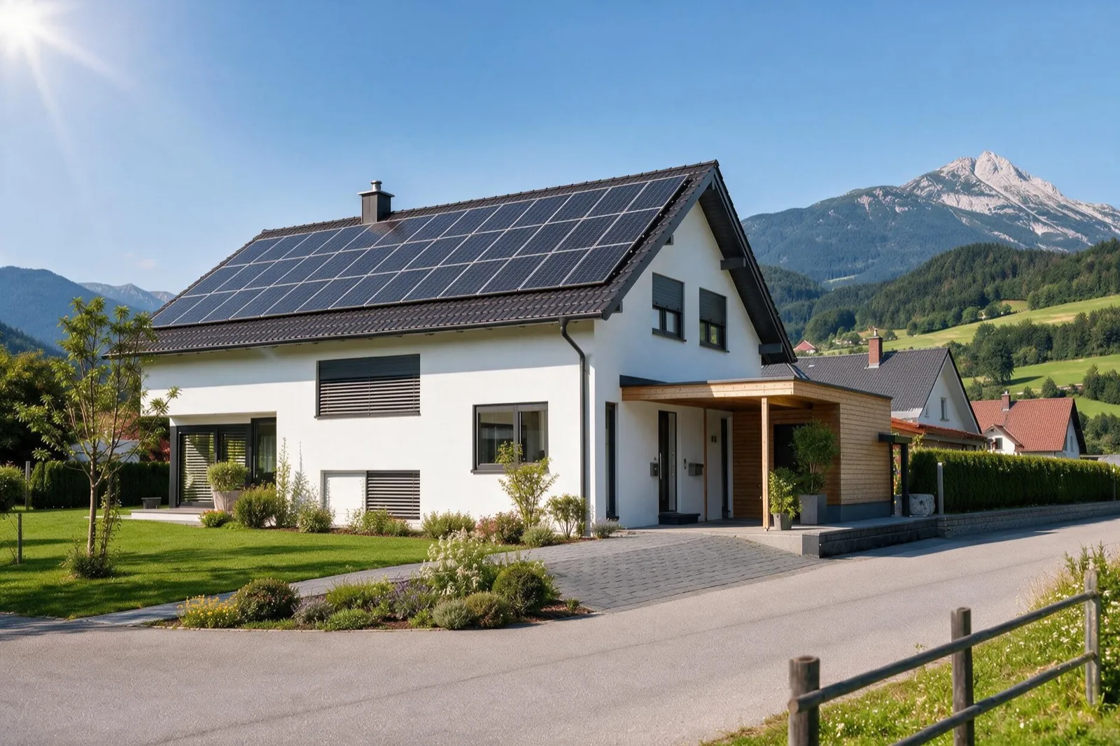 Einfamilienhaus mit PV-Anlage vor Bergkulisse – unabhängig mit Photovoltaik und Speicher