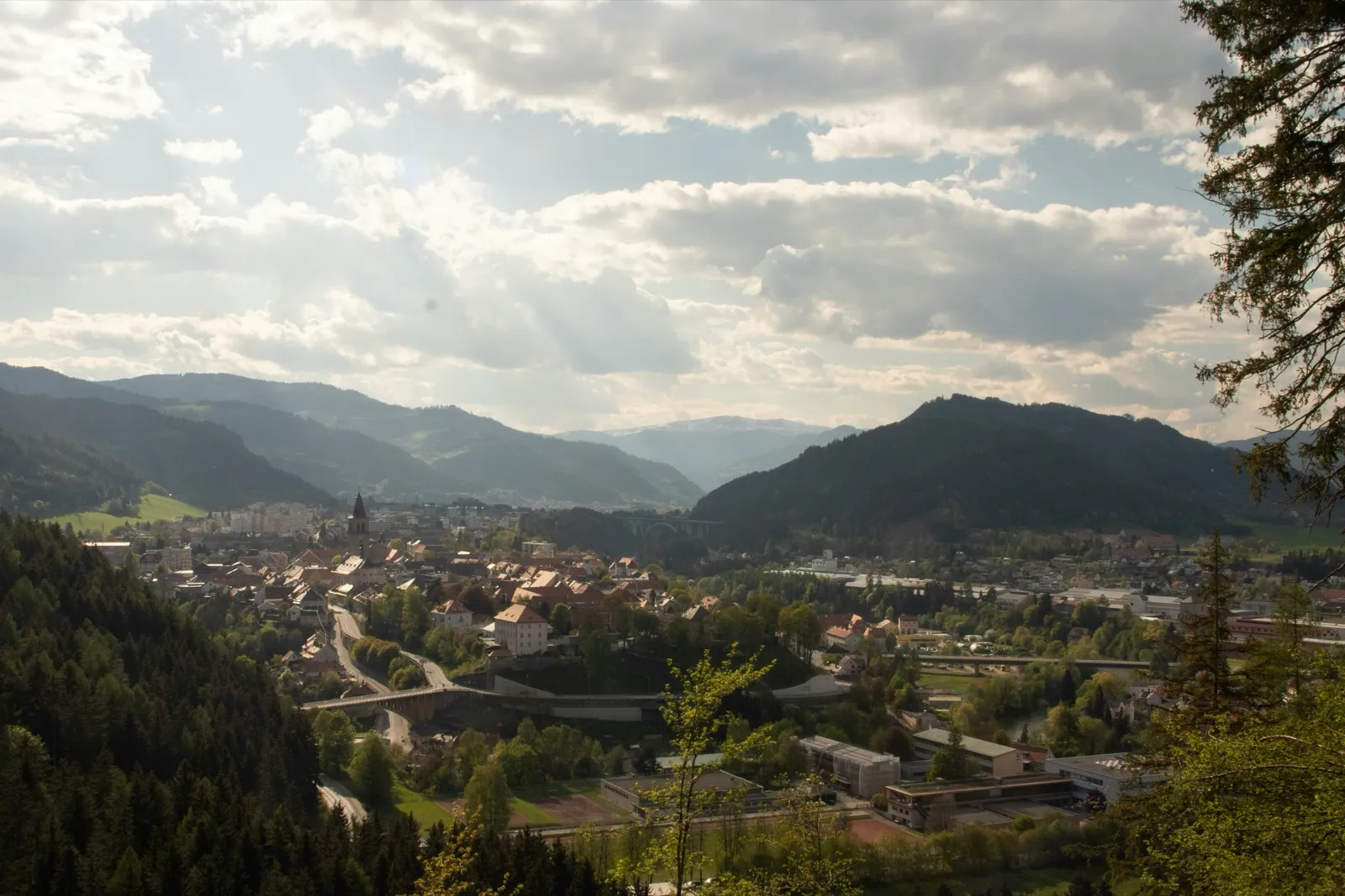 Tal in der Steiermark mit Blick über die grüne Landschaft