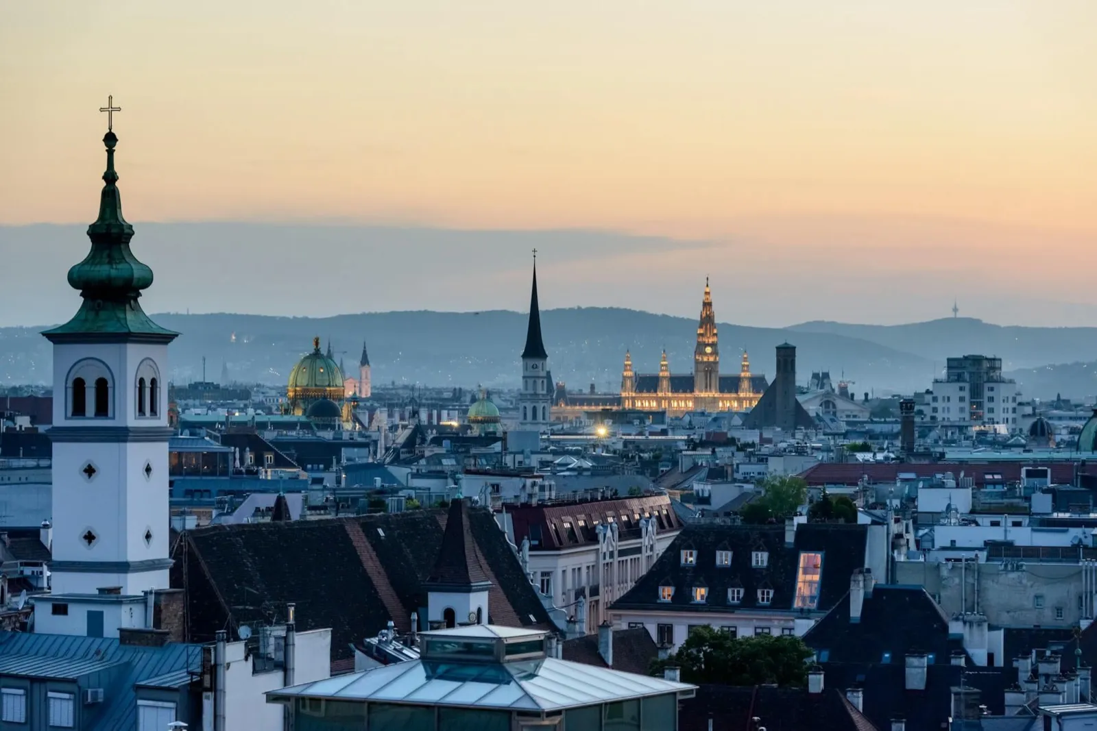 Wien von oben mit Blick über die Dächer der Stadt