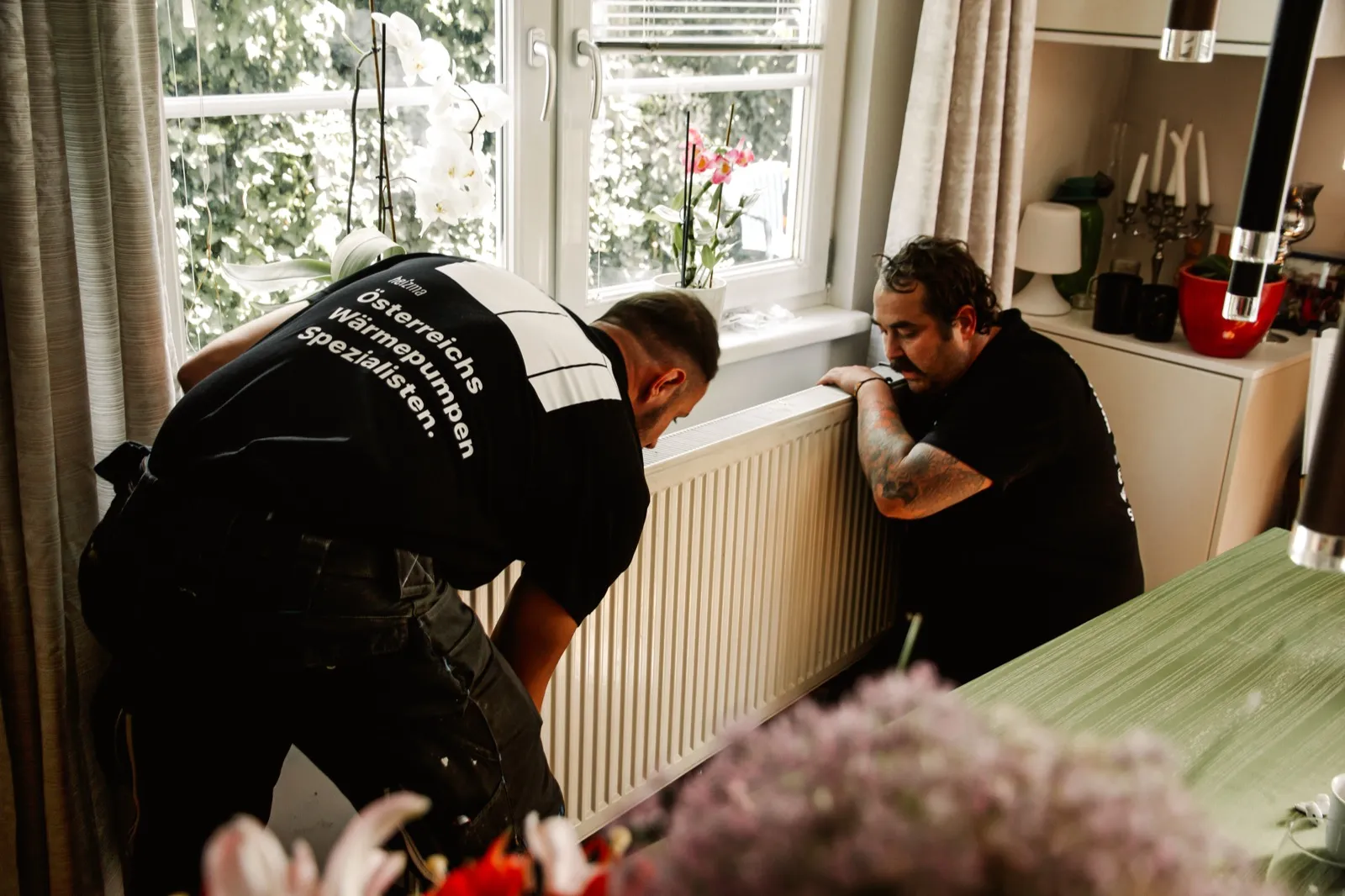 Heizma-Techniker warten die Wärmepumpe beim Kunden