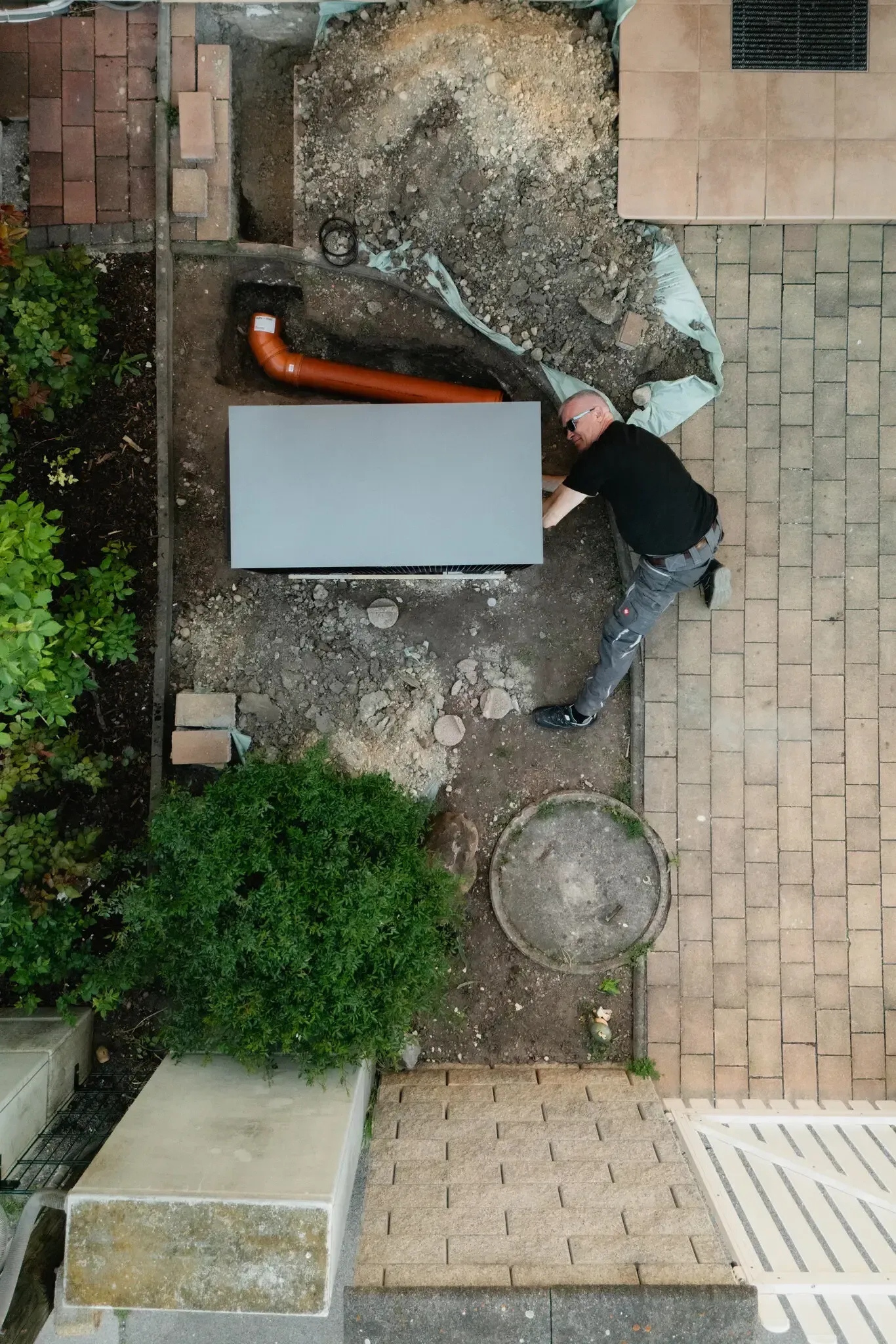 Wärmepumpen-Installation im Garten aus der Vogelperspektive