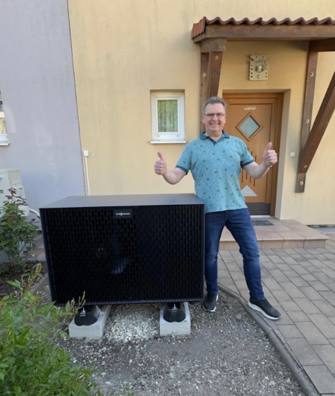 Wärmepumpe vor dem Haus, fertig in Betrieb genommen.