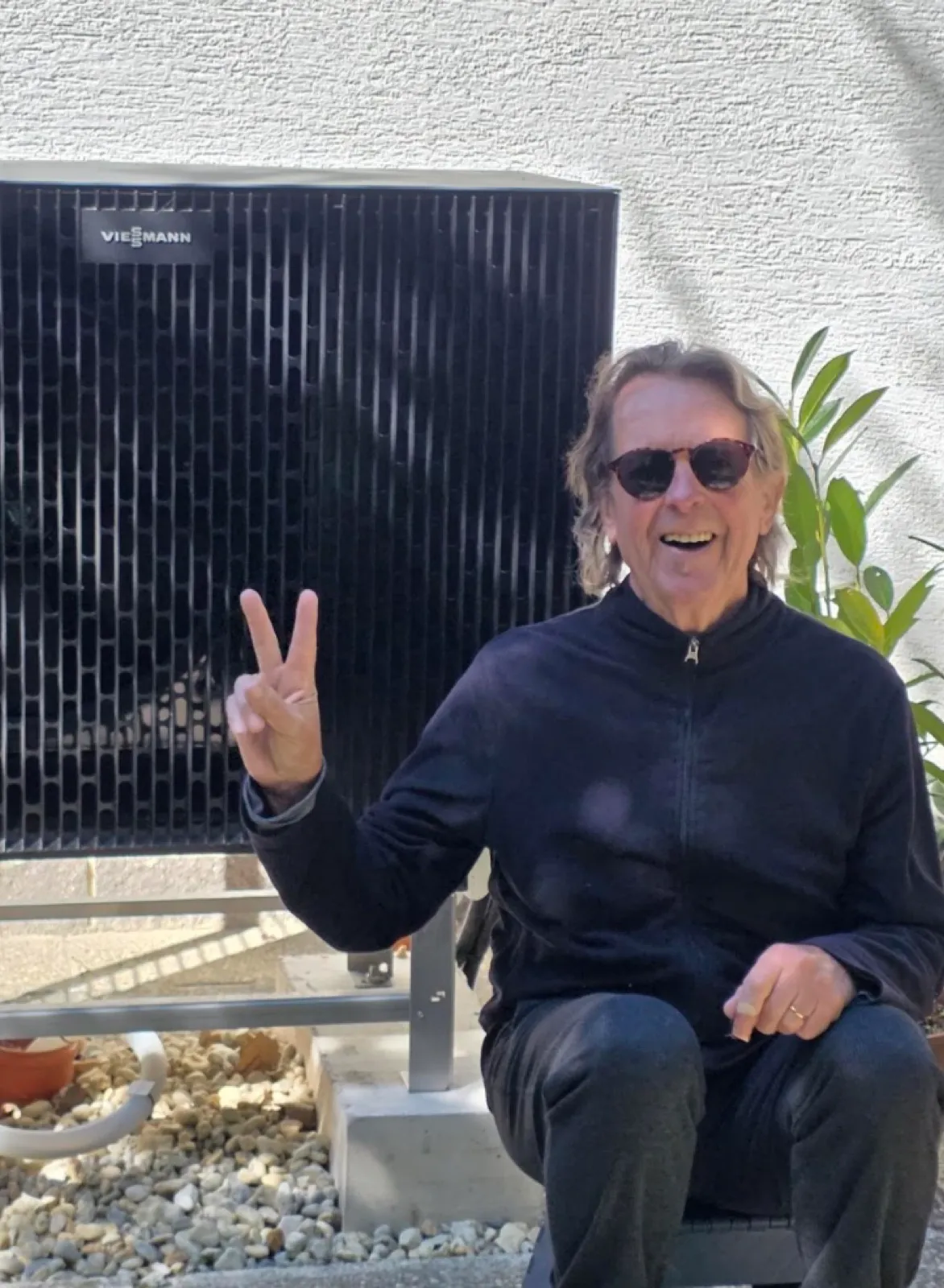 Wärmepumpe im Garten, direkt nach der Installation.