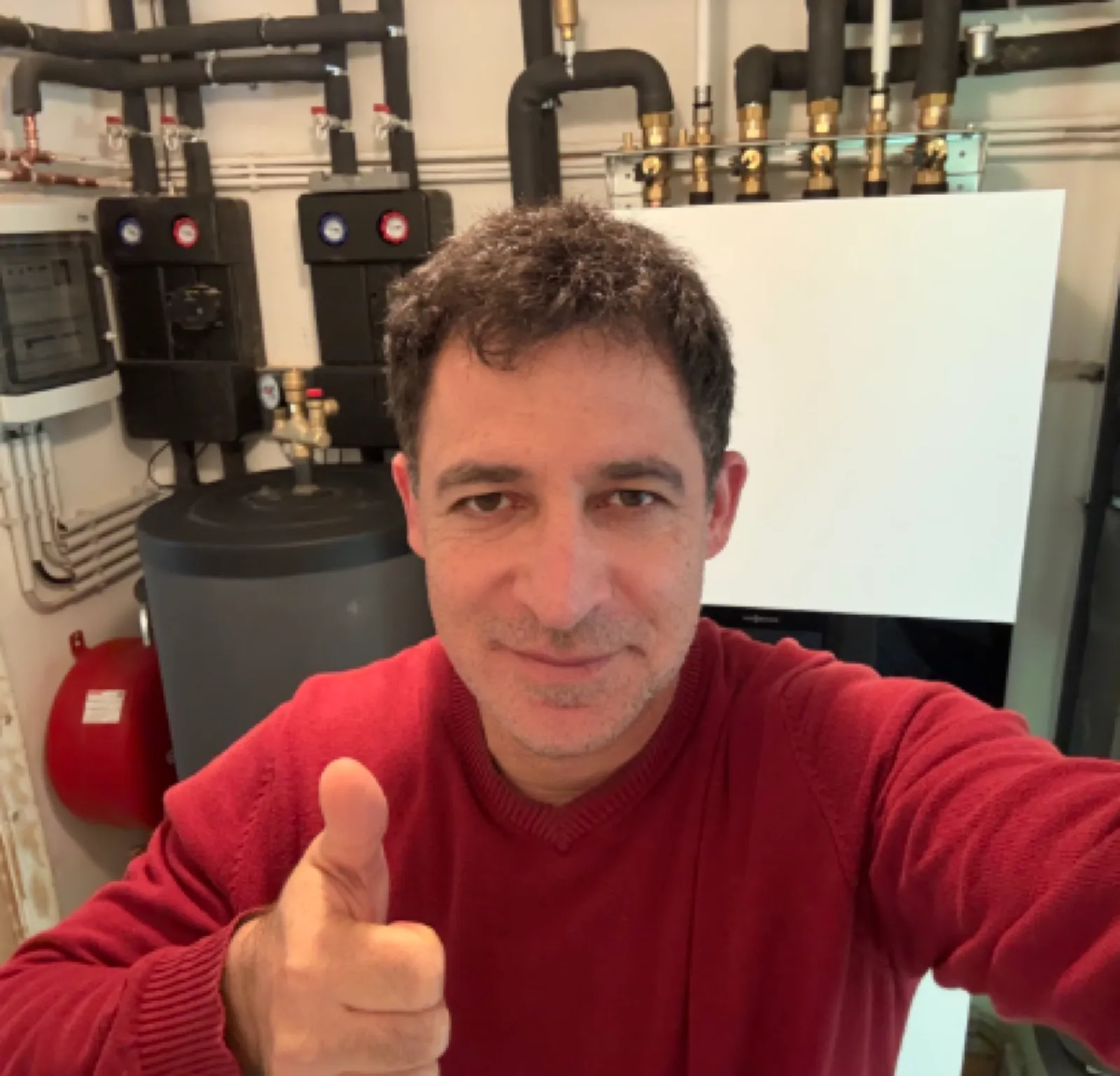 Neue Wärmepumpen-Anlage im Heizraum – ersetzt die alte Heizung.