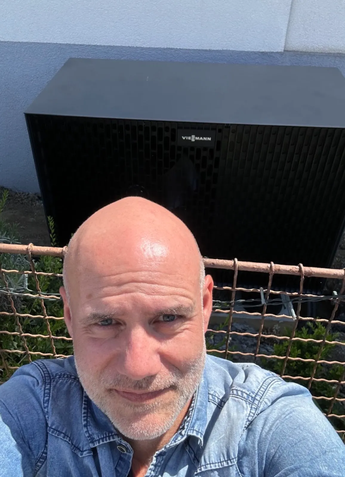 Luft-Wärmepumpe an der Hauswand – platzsparend gesetzt.