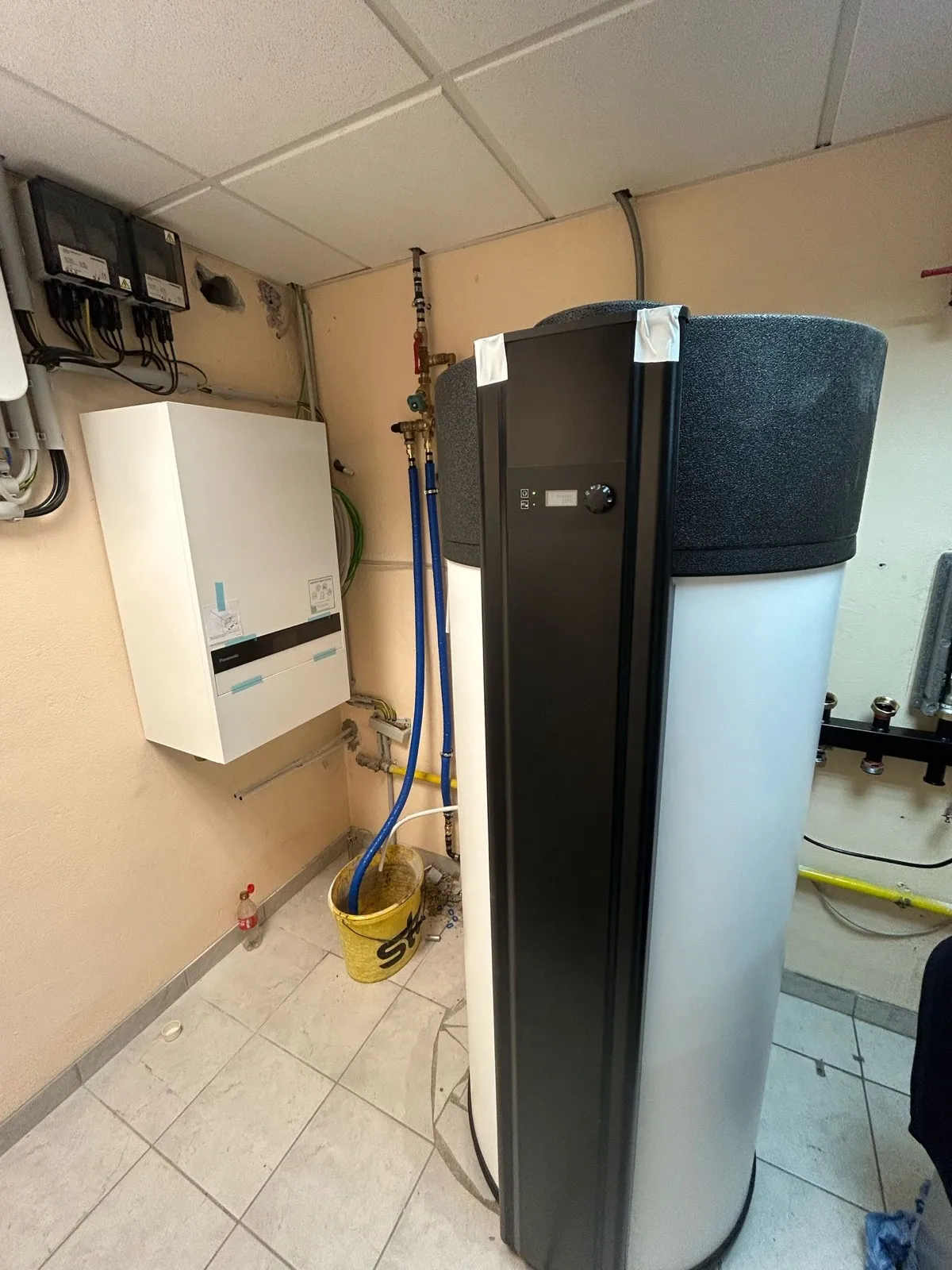 Installation der Panasonic Aquarea LT L-Gen bei Familie Schuster