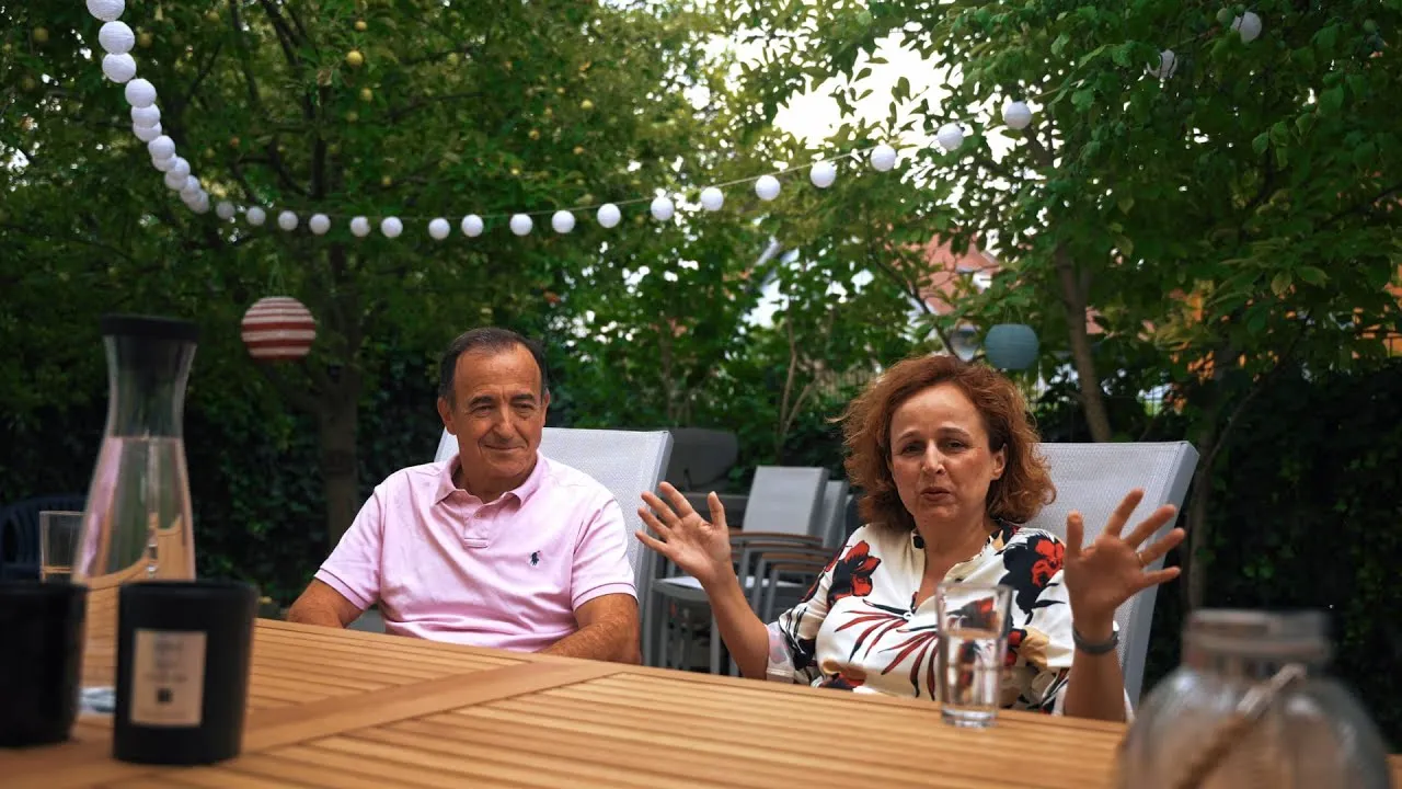 Familie K. aus Wien-Donaustadt sitzt im Garten und erzählt von ihrer Wärmepumpe