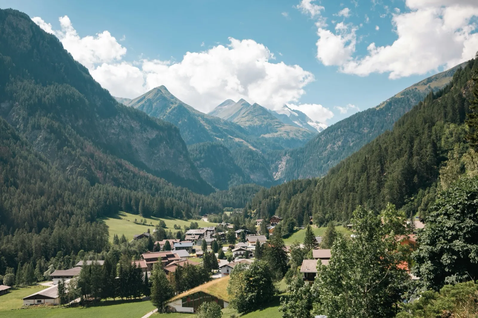 Bergdorf in einem Kärntner Alpental mit Blick auf die Berge