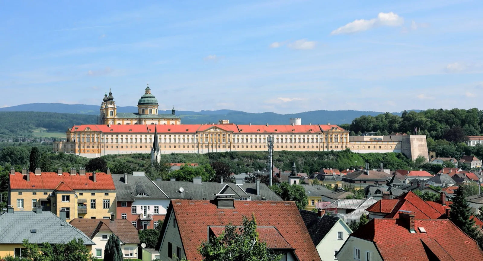 Stift Melk über den Dächern – Landschaft in Niederösterreich