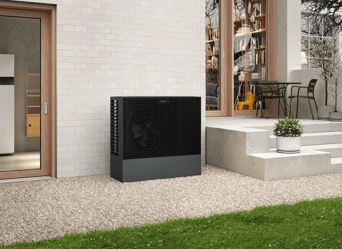 Wärmepumpen-Außeneinheit auf der Terrasse eines modernen Hauses