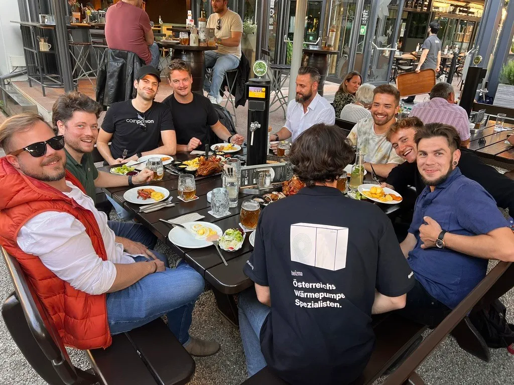 Das Heizma-Team beim gemeinsamen Abendessen im Gastgarten