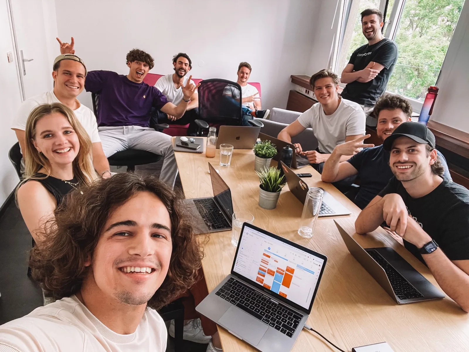 Das Heizma-Büroteam beim gemeinsamen Selfie am Besprechungstisch im Wiener Büro
