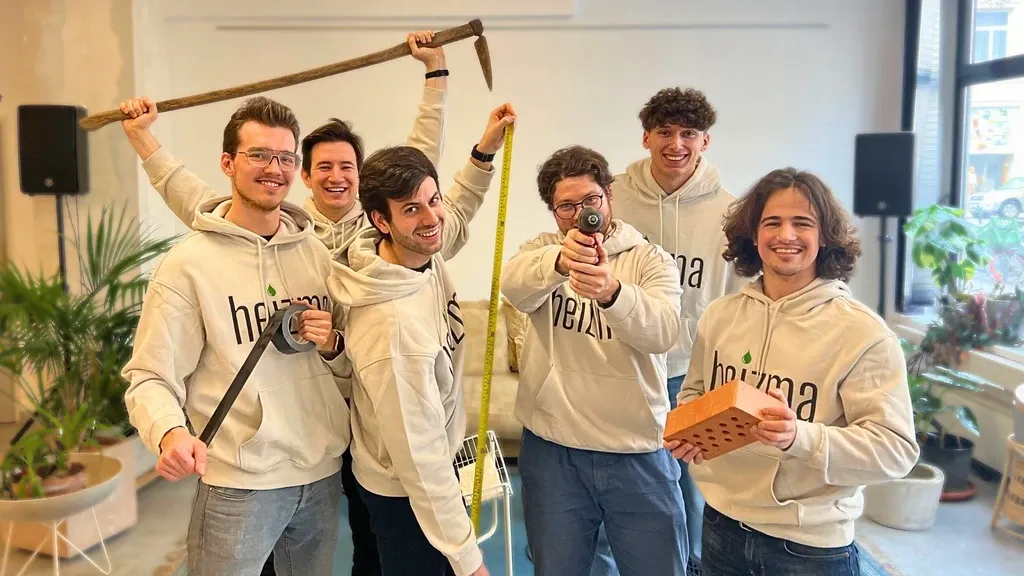Das Heizma-Gründungsteam posiert mit Werkzeugen im ersten Büro