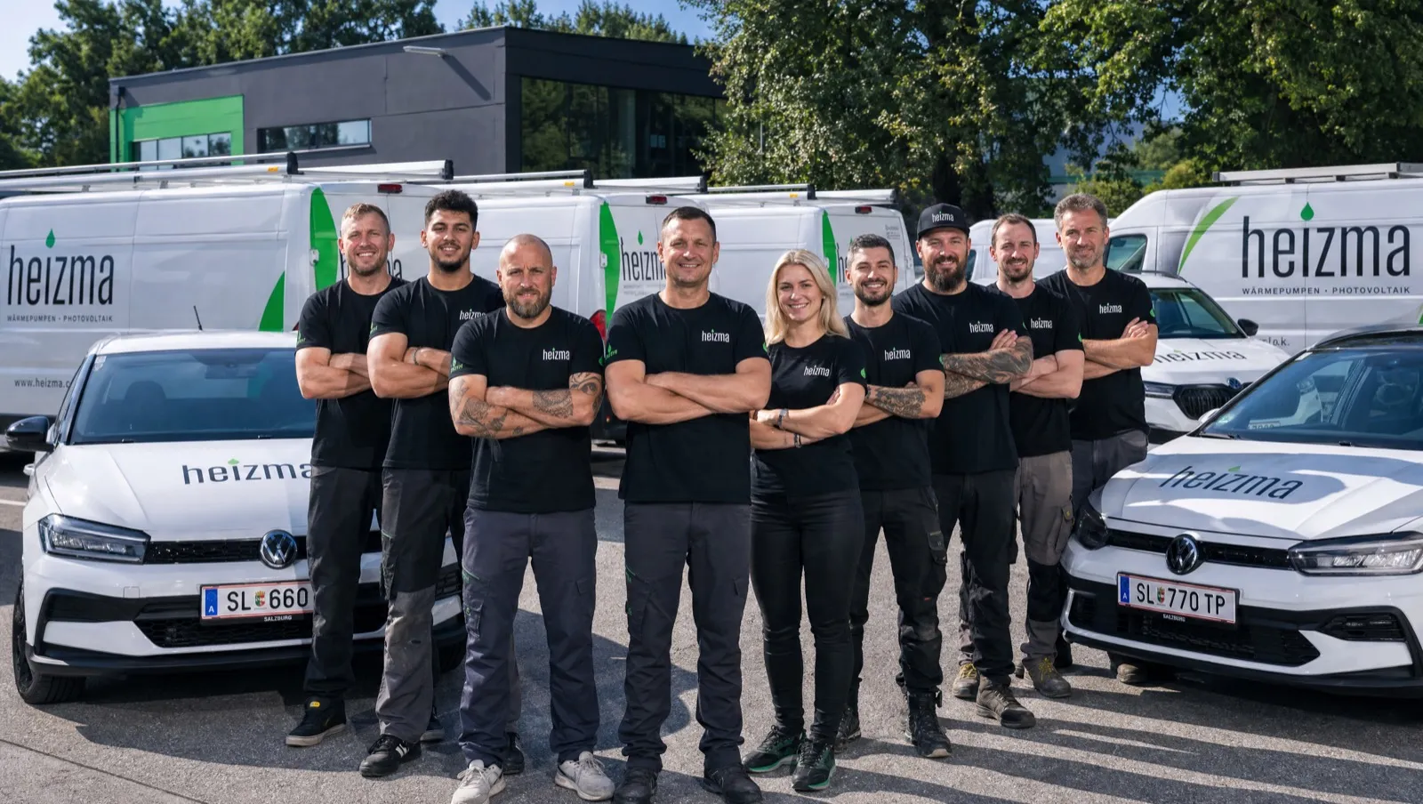 Heizma-Team vor der eigenen Fahrzeugflotte