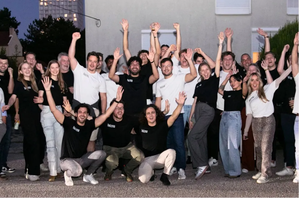 Das Heizma-Team jubelt gemeinsam beim Gruppenfoto am Abend