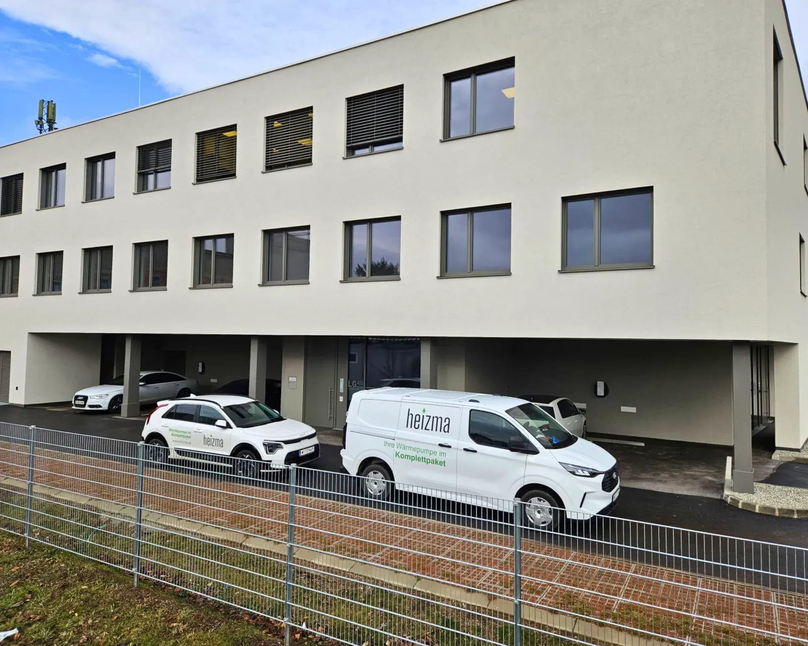 Heizma-Fahrzeuge vor dem Bürogebäude des Meisterbetriebs Süd
